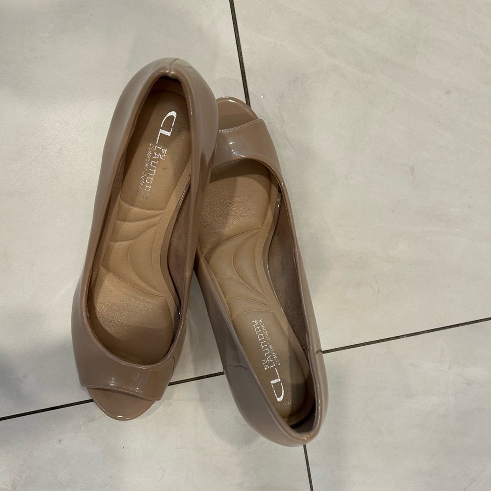 Brand new without box*CL by Laundry Elegant Tan Peep-Toe Heels - Picture 2 of 4